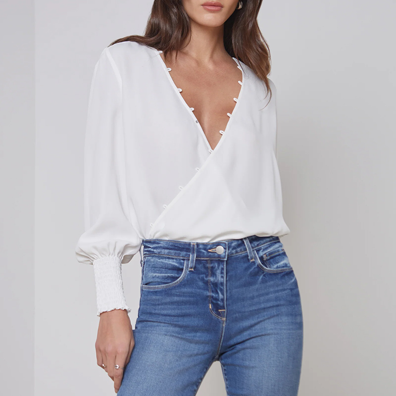hongfeng’s white long sleeve blouse is perfect for all seasons and elegant styling.
